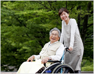 笑顔の女性と老人